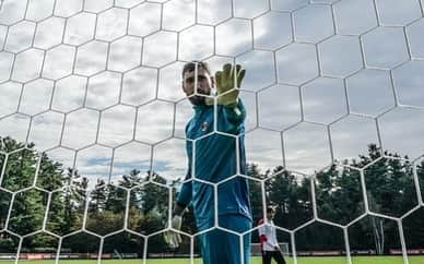 ジャンルイジ・ドンナルンマのインスタグラム：「🧤It's @europaleague time again! 🔴⚫」