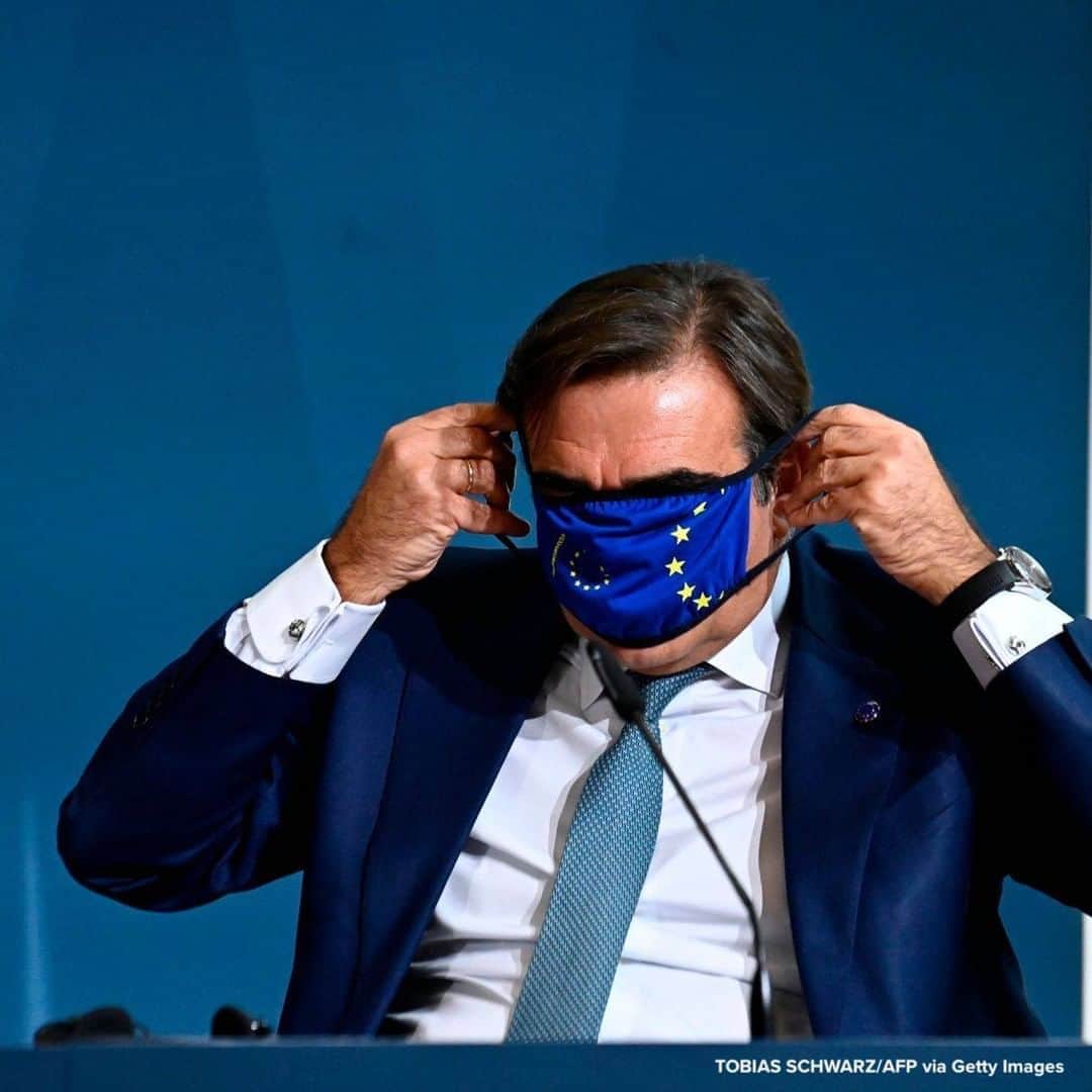ABC Newsさんのインスタグラム写真 - (ABC NewsInstagram)「European Commissioner for Promoting the European Way of Life Margaritis Schinas puts his face mask on at the Federal Ministry of the Interior in Berlin. #facemask」9月29日 22時58分 - abcnews