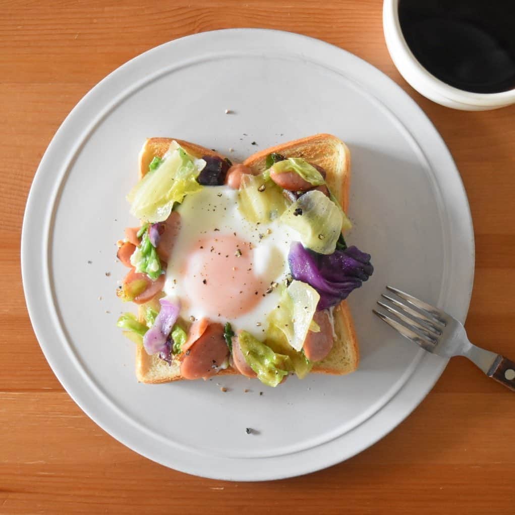 山崎佳のインスタグラム：「Today’s breakfast. レタスとウインナーの巣ごもり卵。」