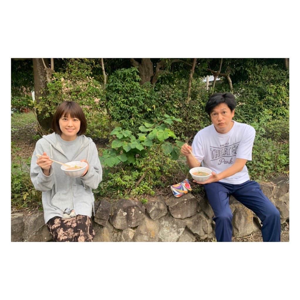 福田沙紀さんのインスタグラム写真 - (福田沙紀Instagram)「『シュシュシュの娘』  クランクイン  初日が無事に終わりました🎬  美味しいね。美味しいね。って 現場のあちこちから聞こえて  みんなで 美味しいご飯に癒されてます🍚  井浦新さんとパシャリ☺️📸  #シュシュシュの娘」9月29日 22時58分 - sakifukuda_official