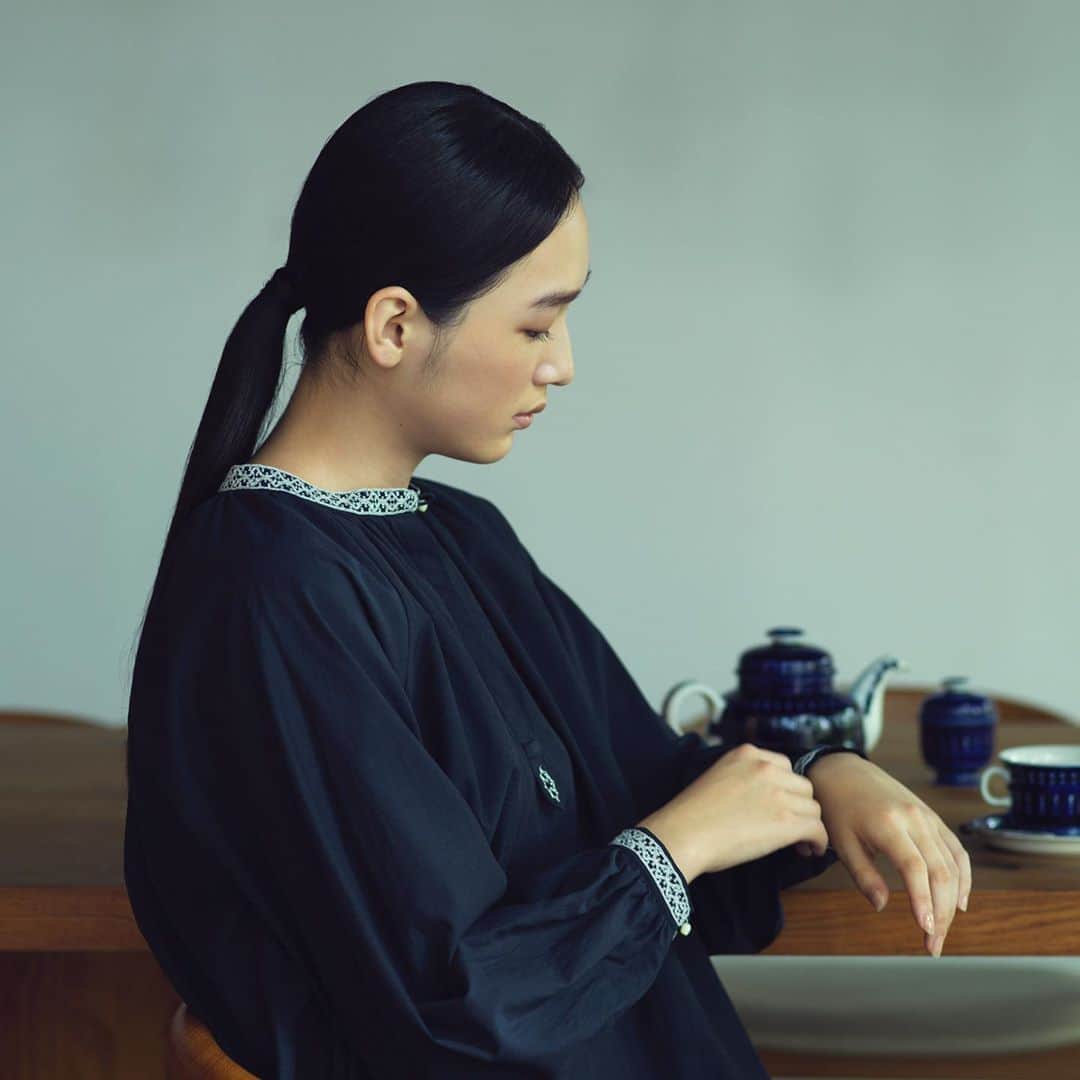 長山一樹のインスタグラム：「HOUSE OF LOTUSの秋冬ビジュアルを撮影させていただきました。丁寧な生活を心掛けたくなる撮影でした。 #丁寧な生活とはほど遠い毎日  @houseoflotus_official  @houseoflotuskaren  Model @saki_nakashima  Hairmake Tomoko Noda Fashion Editor @yoko_matsui_0628  Photographer @kazuki_nagayama  #houseoflotus #photography #portrait #hasselblad #h6d #kazukinagayama #長山一樹」