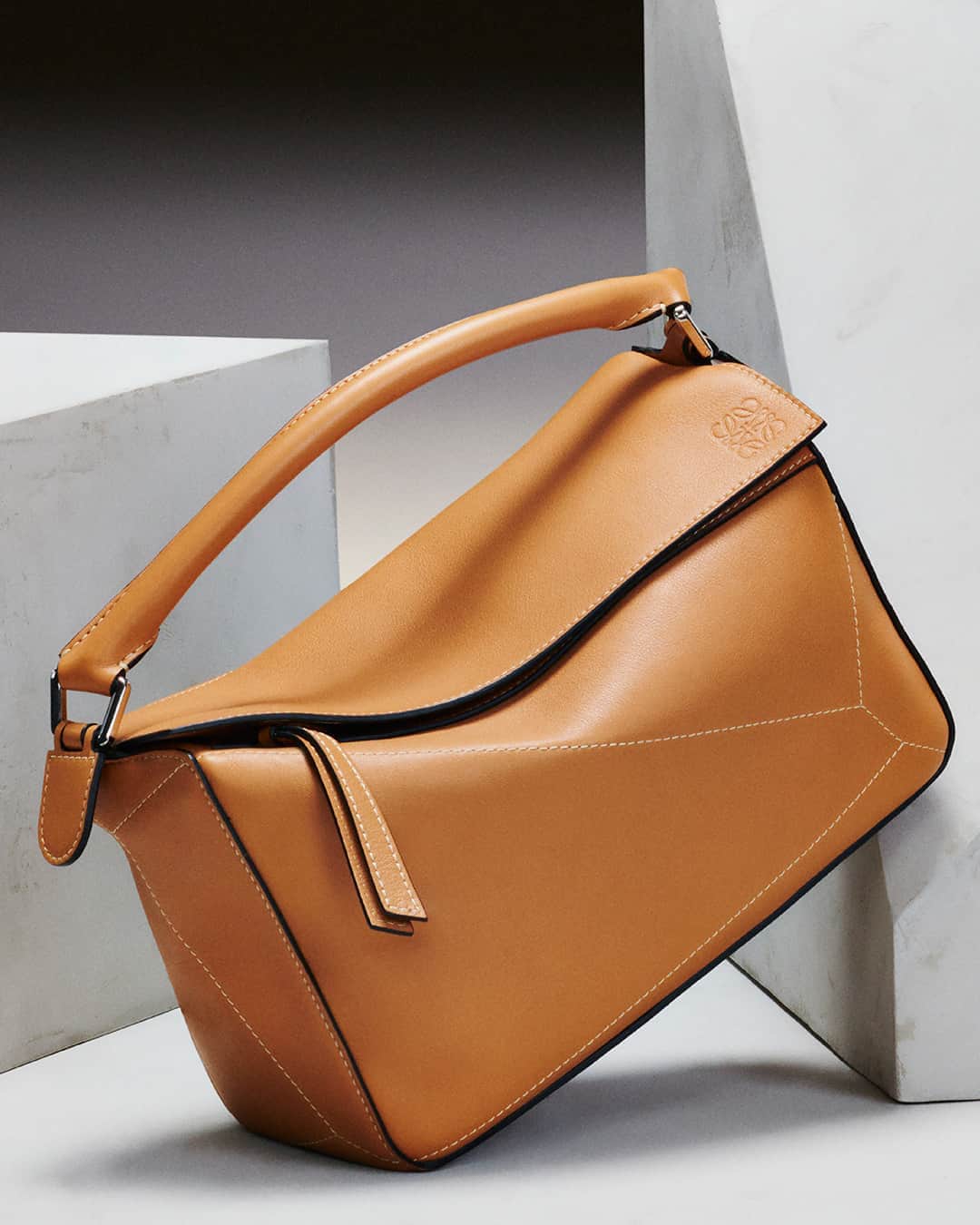 Loeweさんのインスタグラム写真 - (LoeweInstagram)「The LOEWE Puzzle is artisan-crafted in leather.  With its cuboid shape, extreme tactility and maximum utility, volume is created through precise cutting.  See more on loewe.com  #LOEWE #LOEWEFW20 #LOEWEpuzzle」9月29日 23時00分 - loewe