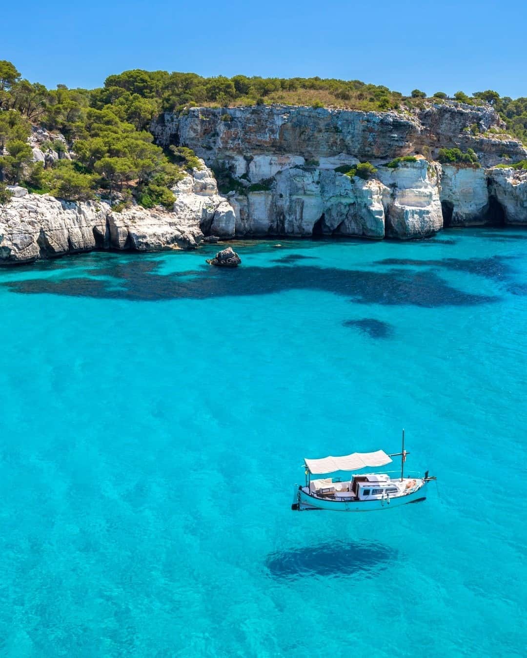 Lonely Planetさんのインスタグラム写真 - (Lonely PlanetInstagram)「💙Menorca, the easternmost of Spain’s sun-dappled Balearic Islands, moves to its own relaxed rhythm, and a fierce commitment to sustainability has always been at the core of the local tourism industry.  Find out more how this Spanish island is doing tourism differently. Tap the link in our bio.」9月29日 23時00分 - lonelyplanet