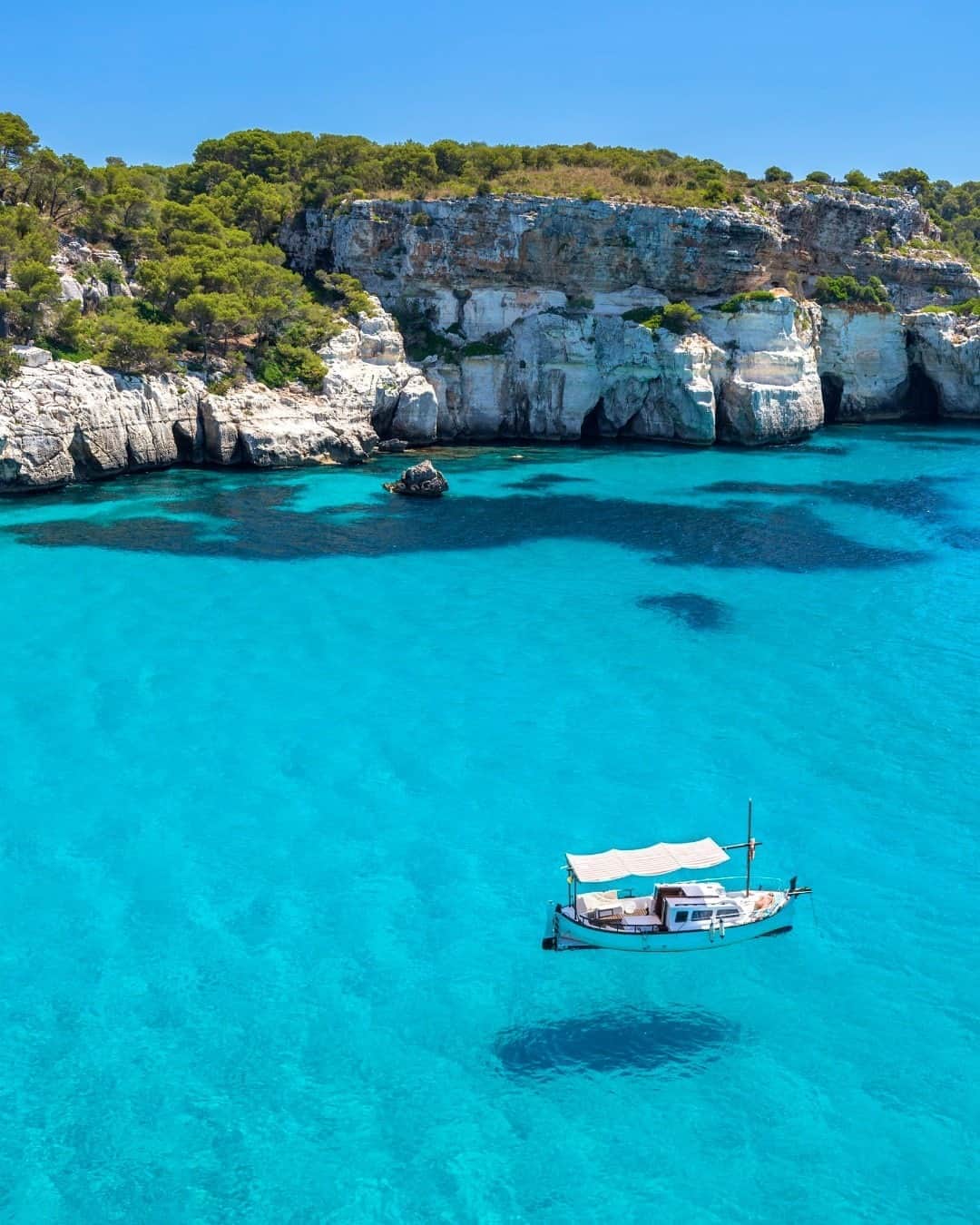 Lonely Planetのインスタグラム：「💙Menorca, the easternmost of Spain’s sun-dappled Balearic Islands, moves to its own relaxed rhythm, and a fierce commitment to sustainability has always been at the core of the local tourism industry.  Find out more how this Spanish island is doing tourism differently. Tap the link in our bio.」