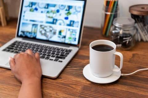 HGTVさんのインスタグラム写真 - (HGTVInstagram)「Happy International Coffee Day! ☕️❤️ We're sharing our favorite at-home brewing essentials, like this smart mug that keeps your coffee warm for hours. Find them all at the link in our bio.⁠🛍⁠ ⁠ #coffeelover #butfirstcoffee #coffeetime」9月29日 23時01分 - hgtv