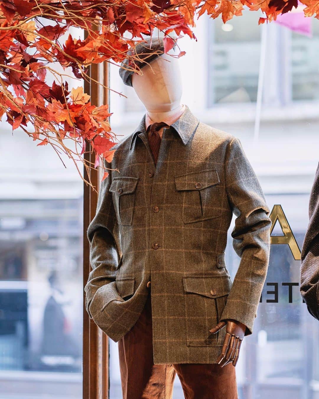 のインスタグラム：「As the evenings grow darker, and as we say goodbye to summer, look to the new collection of jackets and outwear from Huntsman to keep out the Autumn chill. Reimagine your favourite styles in a choice over over 1,000 different cloths with our Made to Order service. This new service enables you to create one off pieces, made exclusively for you, to your specifications and measurements, and delivered to you in 4 weeks!  Speak to a Client Manager now via video call or chat with @heroapp, our new online shopping assistant to find out more.   #huntsmanAW2020 #huntsmanmadetoorder #bethehuntsman #huntsmanheritage #huntsmansavilerow #huntsmannewyork #huntsmanseparates #readytowear #autumnwinter2020 #autumnwinterstyle #menswear #tailoring #tailored #bespoke #sartorial #britishdesign #savilerow #luxuryretail」