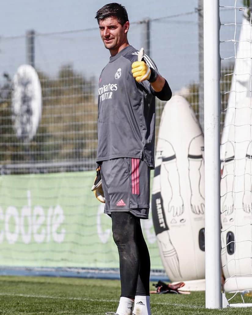 ティボ・クルトゥワのインスタグラム：「Estamos listos para una nueva jornada!! Y vosotros? 👍🏻 #HalaMadrid」