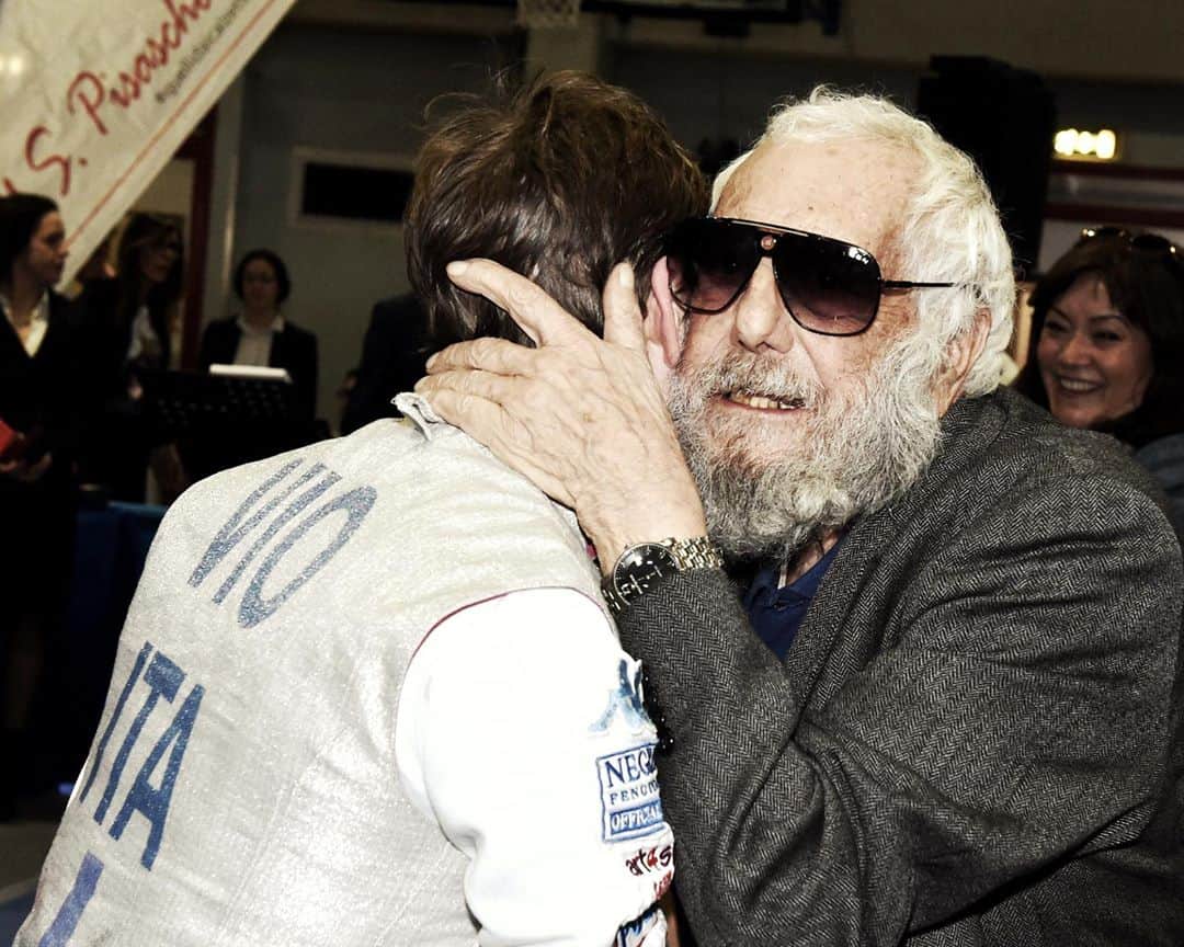 ベアトリーチェ・ヴィオのインスタグラム：「Il mondo della scherma è fortunato ad essere stato influenzato da persone come te. Sei stato tra i primi a credere nella scherma paralimpica e te ne sarò sempre grata. Sono fiera di averti potuto conoscere e di aver ricevuto i tuoi preziosi consigli. 🤺⁣ GRAZIE MAESTRO 🙌🏼❤️⁣ #AntonioDiCiolo #Scherma #Federscherma」