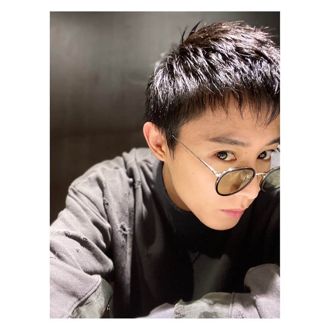 猪野広樹のインスタグラム：「劇場入り。　帰ってきたよ。　ただいま。　  実は、28になる直前に、人生で一番短髪にしました。  明日も場当たります。」
