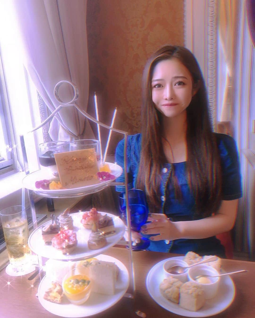 椎名麗のインスタグラム：「写真撮られるのって照れる」