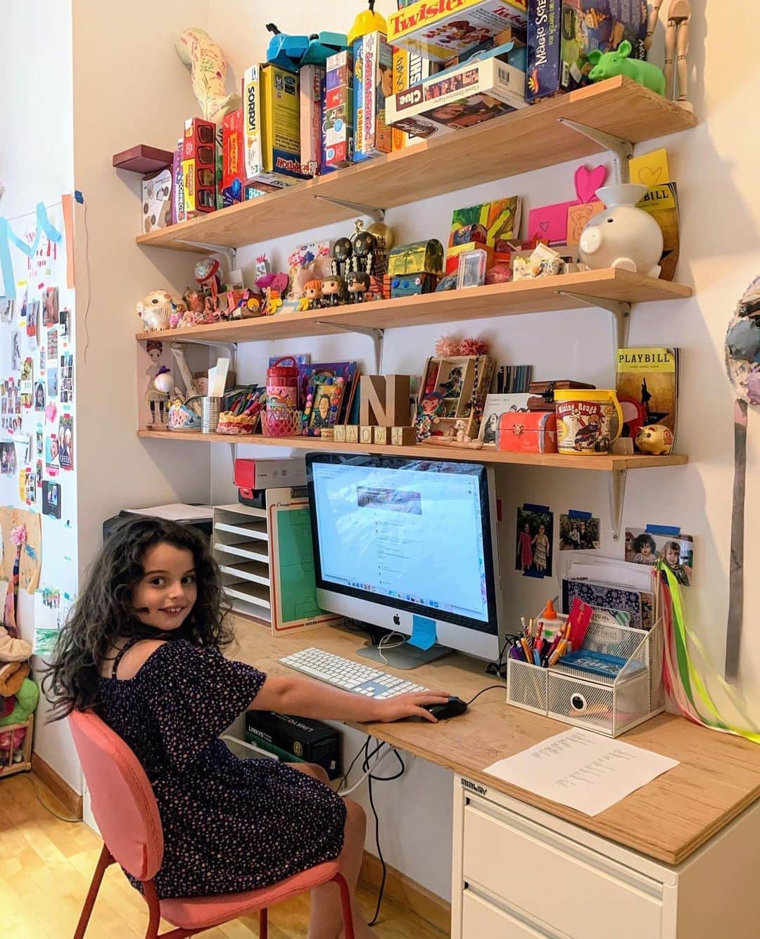 マップトートのインスタグラム：「It's Week 2 of the new school year we are still getting use to this new routine!  There has been a different kind of jitters and excitement than usual with back to school.  Our kids will be learning remotely this year while we work at home with them.  We've been working on getting their work stations ready for the past couple weeks.  It is looking pretty cute and organized but I know the reality will be different very soon...⁠⠀ ⁠⠀ Like many families around the country, we're doing our job while also helping our kids with school.  Between managing our team, planning production, working with our clients, keeping our books, creating new designs and products... we're also the lunch lady, zoom assistant, play mate, referee and custodian to our 2nd and 4th grader.  I used to think I was a great multi-tasker and pretty good at managing various things at once... but now it is a whole new level!⁠⠀ ⁠⠀ It is comforting to know we are not the only ones in this boat.  If you're going through this same scenario, we wish you the best of luck with this new adventure and please cross your fingers for us too.」