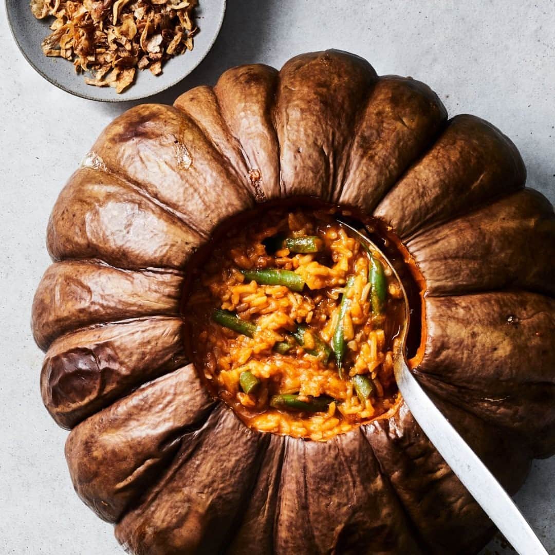 Food & Wineさんのインスタグラム写真 - (Food & WineInstagram)「Good gourd—we’re 32 days out from Halloween! If you love cooking with pumpkin as much as we do, take Senior Food Editor @maryfrancesheck’s word for it and pick up a Long Island cheese pumpkin: tan, smooth, and squat, these fiery-fleshed pumpkins resemble wheels of cheese, and roast smooth and creamy with a sweet, nutty flavor. Mary-Frances’ whole roasted pumpkin with green beans and red curry rice is weeknight dinner-friendly, all season long. Tap the link in our bio for her recipe. #FWCooks 📷: @gregdupree」9月29日 23時24分 - foodandwine