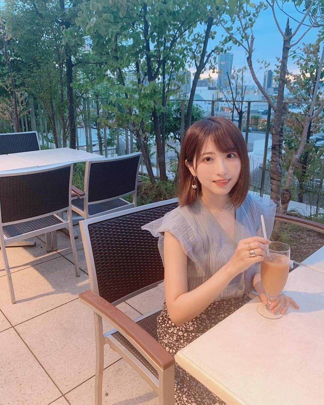 のインスタグラム：「🌱. . 夕方のカフェテラスは. 風が気持ち良くて最高でした☺️🍃. . . 実はこの日カフェを. 3軒はしごしました、、、☕️. . ここで撮った初リールが. 好評でめちゃ嬉しかったです🙈. .」