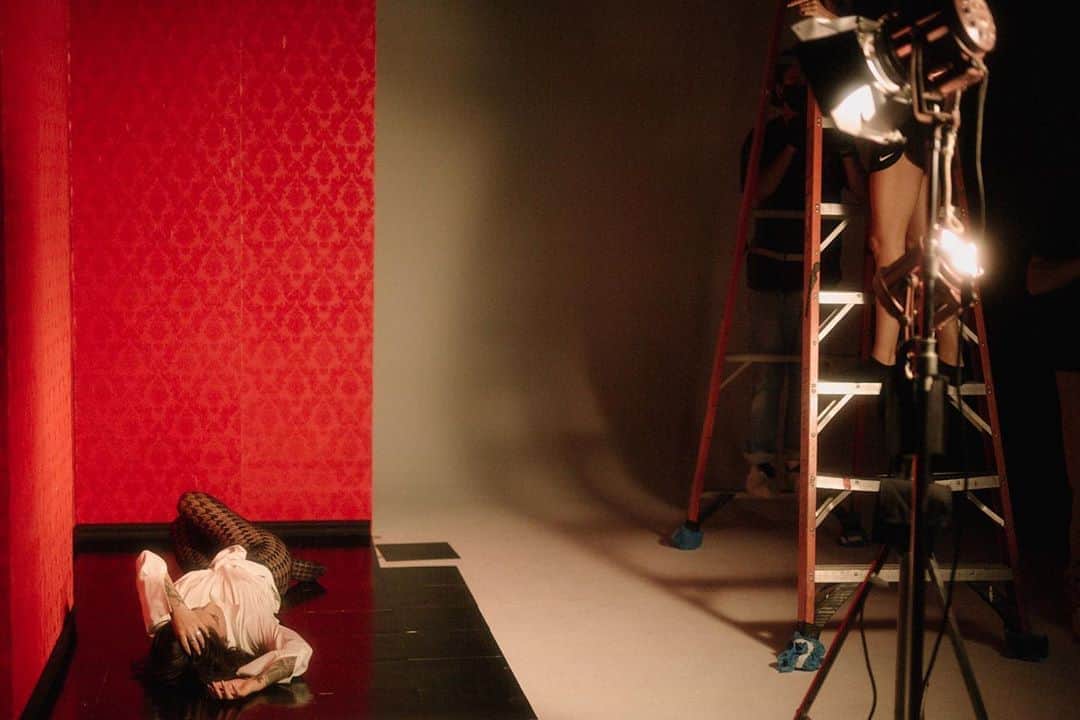 Julia Michaelsのインスタグラム：「BTS of Lie Like This cover shoot - 2 more sleeps !!!!!! #LieLikeThis」