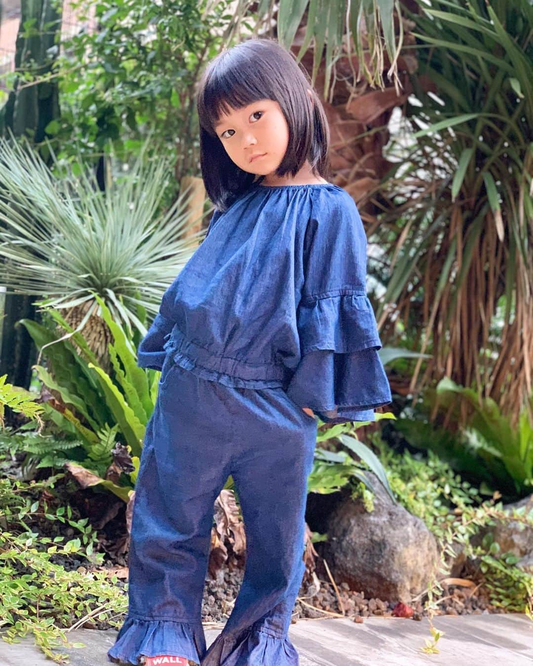 藤本奈月のインスタグラム：「最近、モデル力のついてきた月乃さん😂❤️﻿ ママの仕事を、なんとなく見てるだけだと思ってたけど、結構理解しているんだなぁと、子供の力を知ってびっくりしてる。﻿ ﻿ それとなく、おっきくなったらモデルになる？と聞いたら元気よく「ベルになる！モデルさんはその後する！」って😂﻿ 選択肢に入ってただけでもなんとなく、ママは嬉しいです😂﻿ させるつもりで育ててる訳ではないけど、やりたいと言うならその時は考えよう…👄﻿ ﻿ ポスポスでGetした、デニムセットアップ。これタグ付きの新品だったよ💐﻿ baby服もまじで安かったー！﻿ 子供服のリユース店だから、月乃と緋月のお洋服を購入したよ👏﻿ 緋月にMARLMARLのスタイを選んだけど、中々の男顔だからギャップが…😂﻿ ﻿ #ポスポス#南区長住店#リユース子供服#福岡ママ#親子#2児ママ #ポーズ#ポージング#秋服#コーディネート#デニム#3歳#モデル#cordinate#fashiongram#denim#jeans#autum#fashion#reuse#ootd#fashionstyle」