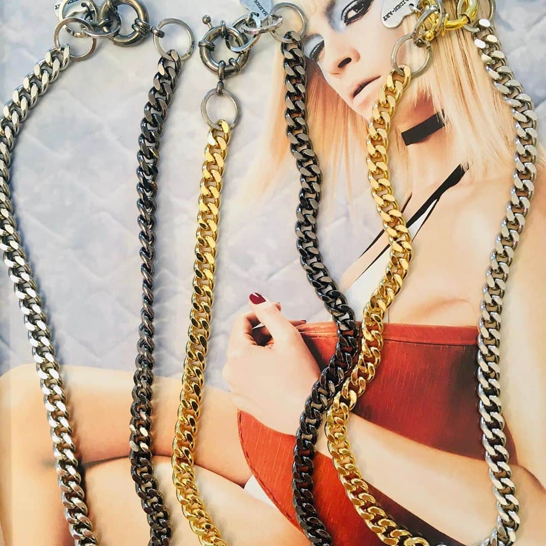 メイデンアートさんのインスタグラム写真 - (メイデンアートInstagram)「New Bicolor Curb chain necklaces♥️ Available in our store and soon online, too ☺️ . DM to order🎁 . Free Shipping Worldwide 🌎  .  #goldjewelry #gold #jewelry #jewellery #diamonds #silverjewelry #jewelrydesigner #handmadejewelry #necklace #earrings #fashion #jewelryaddict #diamond #finejewelry #goldjewellery #emas #k #kgold #ring #silver #goldnecklace #rings #jewelryoftheday #jewelrygram #jewelrydesign #diamondring #handmade #goldearrings #fashionjewelry #bhfyp」9月29日 23時34分 - maidenart