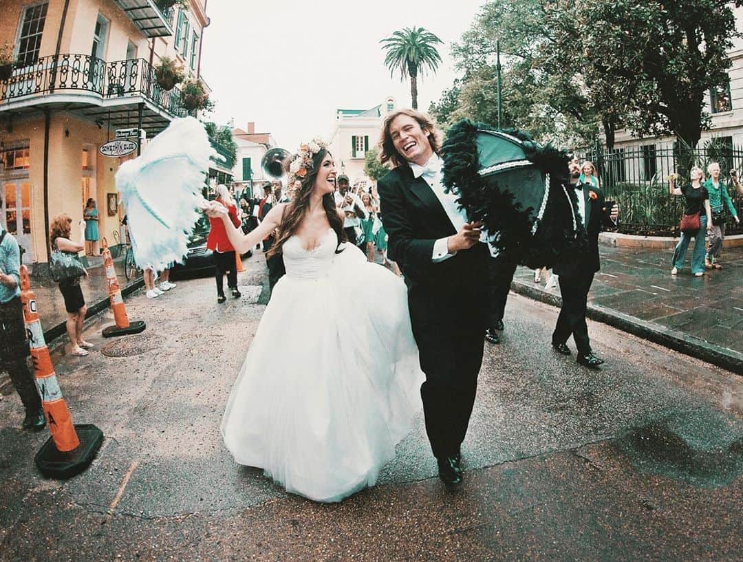 ケイト・ボイージェルのインスタグラム：「8 years of dancing in streets, jumping on planes, running around the world and falling in love all over again ❤️⚜️ I love doing life with you @bretthughes6! Happy anniversary hubby! 🥂 .  📸 by @juliabaileyphotography #nolawedding #secondline」