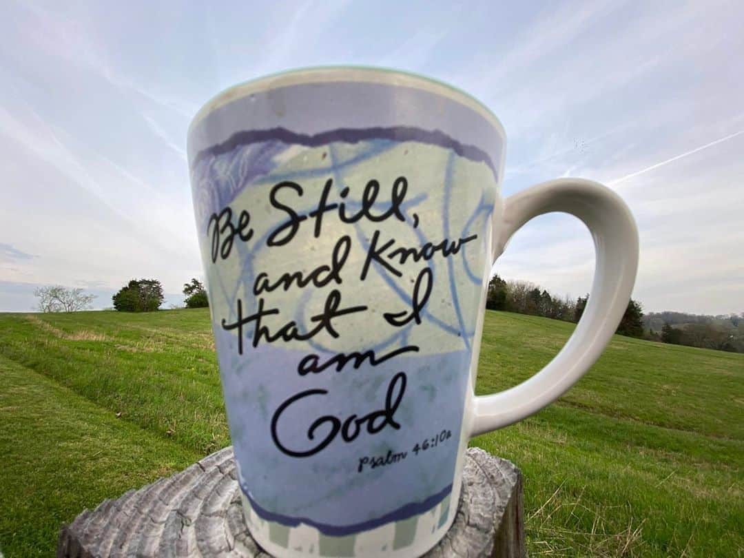 ビリー・レイ・サイラスのインスタグラム：「Having my coffee and noticed my cup. Wanted to share this wisdom from Psalm 46:10 #NationalCoffeeDay」