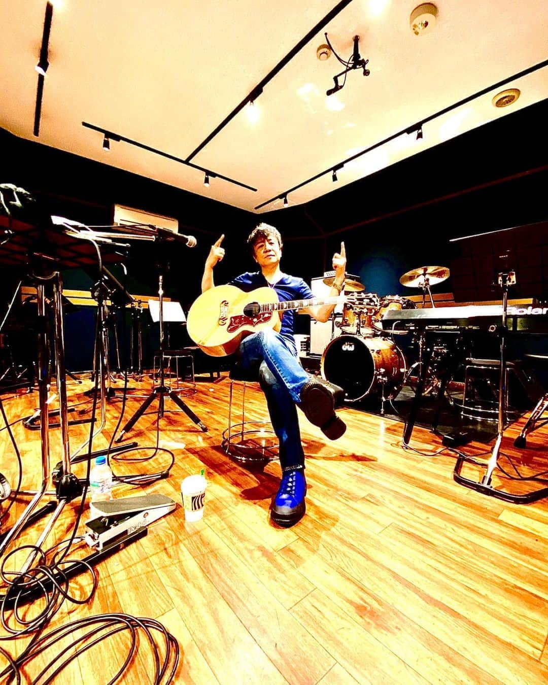 世良公則さんのインスタグラム写真 - (世良公則Instagram)「・・・・・・  in the rehearsal studio  with J-200   ・・・・・・  #世良公則 #masanorisera #japanesemusician #japaneseartist #acousticguitar #gibson #jumbo #rehearsal #studio #rocknroll」9月29日 23時42分 - masanorisera