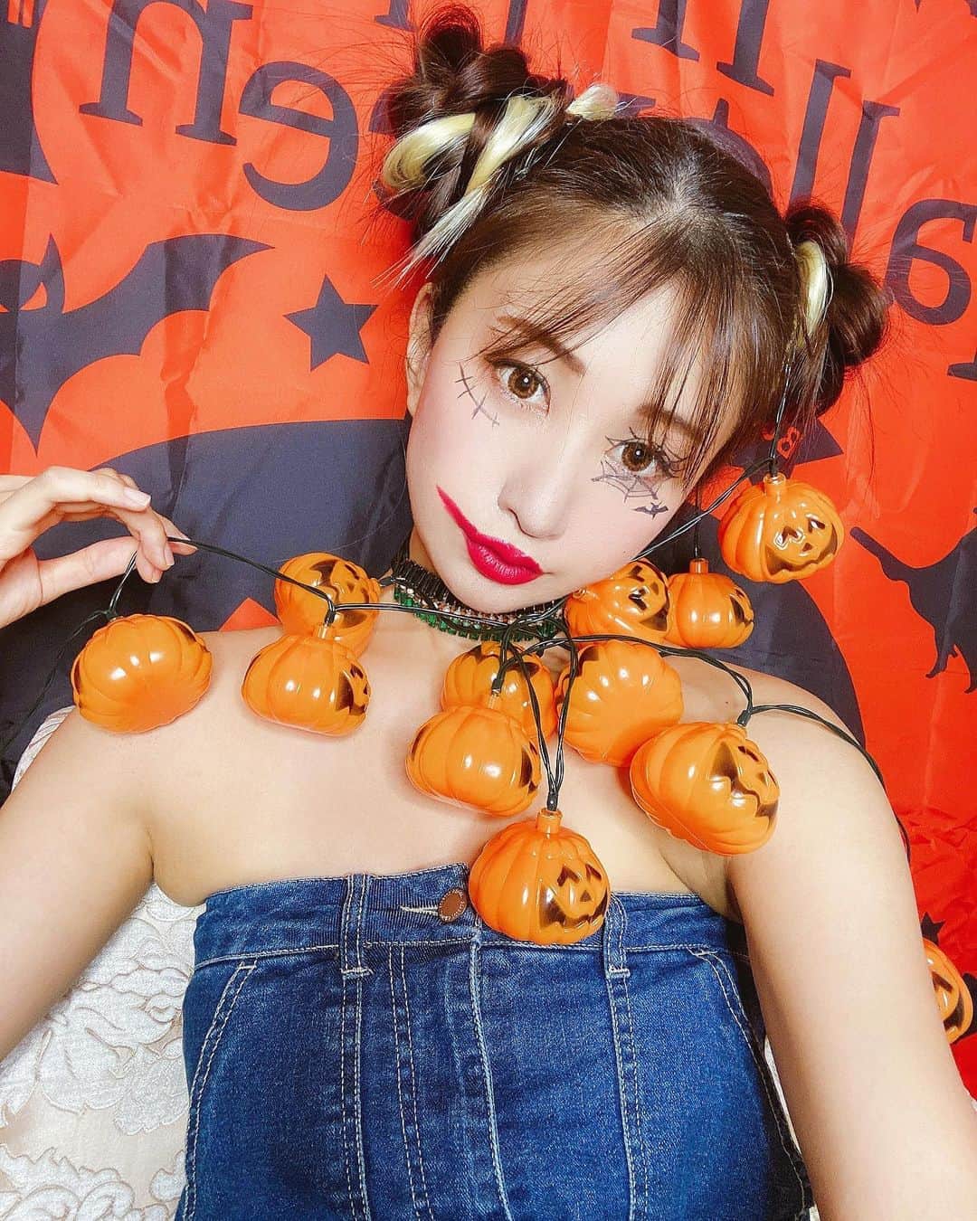 のインスタグラム：「#ハロウィンメイク 👀💄 10月が来るよー‼︎ハロウィンよ🎃👻 どんなコスでもメイクでも必要なのは#カラコン 🥶‼︎#エバーカラー が#おすすめ 💛💛 今回試したカラコンは『フォギーショコラ』👀 10/2のYouTubeではこのメイク、ヘア、そしてカラコン装着も含めシェア〜😋💕 お楽しみに(//∇//)🍭🍬#YouTube   ✅インスタグラム・Twitterでプレゼントキャンペーンが9/30まで開催中❗️詳しくはエバーカラーのサイトをチェックしてみてね💕 @evercolor1day　 普段メイクでも気分変えるときは迷わず#エバーカラーワンデーシリーズ 👀💕 #ハロウィン2020 #ハロウィン #halloween #カラコン #エバーカラーワンデー #evercolor #盛れるカラコン #アイメイク #ナチュラルメイク #カラコンレポ #カラコンレビュー #カラーコンタクト #カラコン着画 #カラコン好きさんと繋がりたい #ナチュラルカラコン #ワンデーカラコン #ハロウィンコス #盛れるメイク #zoomハロウィン #リモートハロウィン #おすすめカラコン #エバーカラーワンデー #PR #フォギーショコラ」