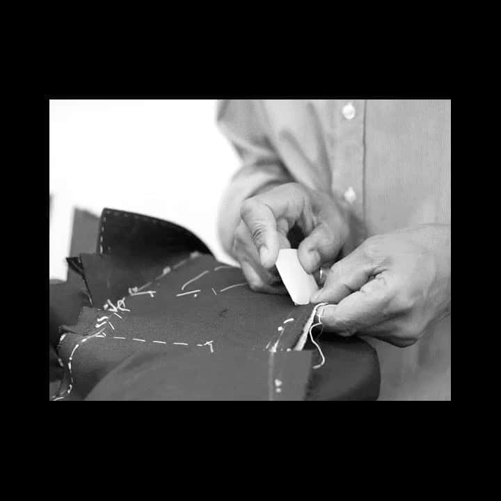 ギーブス&ホークスのインスタグラム：「A Gieves & Hawkes bespoke suit represents the pinnacle of Savile Row tailoring.  Each garment is made by hand, drawing upon the skills of up to five highly trained craftspeople in the bespoke workrooms at No.1 Savile Row. . #GievesandHawkes #Savile Row #Bespoke #Tailoring #Craftsmanship #HandMade #British」