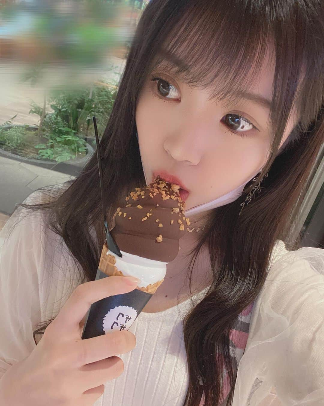 貞野遥香さんのインスタグラム写真 - (貞野遥香Instagram)「☆﻿ 「「ソフトクリーム 舐めようよ」」🍦💕﻿ ﻿ ﻿ ﻿ ﻿ スプーンあったけど…﻿ ﻿ ガブッと行っちゃいましたぁ〜🤤(笑)﻿ ﻿ ﻿ ﻿ ﻿ #過去pic #ソフトクリーム #野蛮なソフトクリーム #アイス #ザクザク」9月29日 23時44分 - _haruka_sadano06