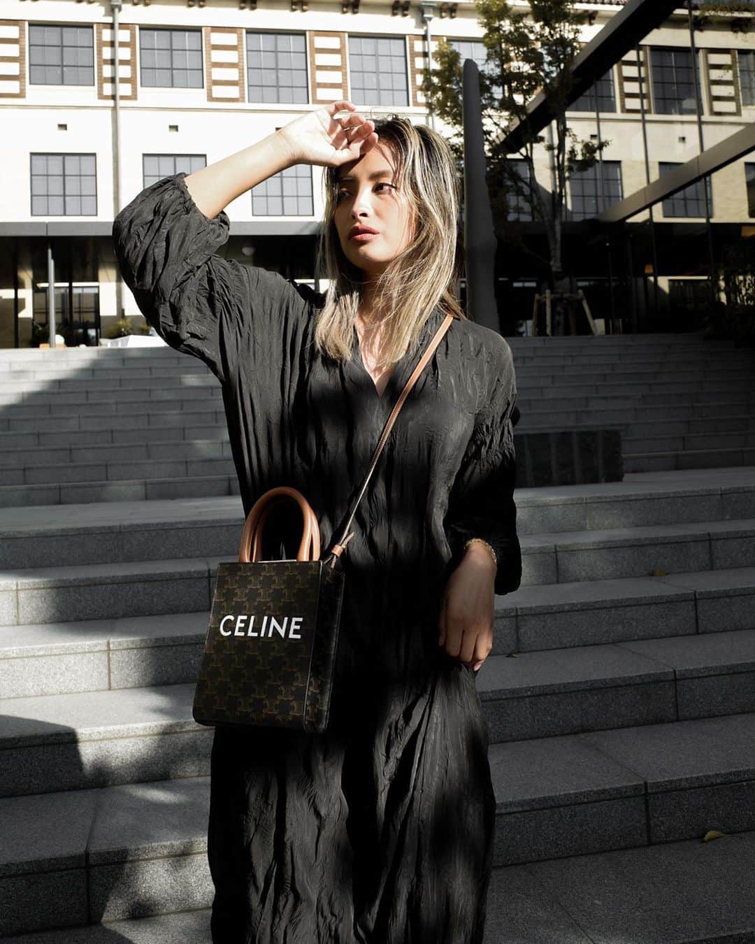 島野ミキのインスタグラム：「・ ・ bag… @celine dress… @boujeloud_official / @niaokada  ▶︎アパレルブランドのBoujeloudと トラベルインフルエンサー @niaokada さんとの コラボワンピース✨ 「Go to TRAVEL したくなるワンピース」をテーマに、 旅先に持って行きたくなる小さくなっちゃうワンピースで シワも気にならないワンピース❤︎ プチプラなのに高見えしてトレンド感があるデザインで お気に入り😍❤️❤️ ・ ・ #Autumn#code#coordinate#ootdfashion#fashion#autumnfashion#autumnstyle#autumncolors#boujeloud_official#niaokada  #ファッションコーデ #トレンドコーデ #大人コーデ #大人カジュアル#今日のコーデ#お洒落さんと繋がりたい#ファッション#オシャレ#コーデ#シンプルコーデ #秋コーデ#秋服#青龍#hotel #Boujeloud #ブージュルード #GotoTRAVEL #ワンピース #秋ワンピ #ワンピコーデ」