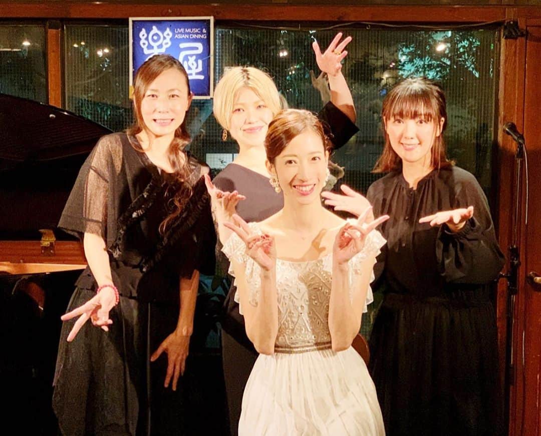 沢口千恵のインスタグラム：「今夜は沢口千恵の宵待詩でした。  無料配信ということでいつものライブではできないこととして、普段あまり話さないことをたんまり話したりしてみました。  お客様はお家でみてくださるとのことなので、おしゃべりの間は、なにかほかのこともしていただけるし、自由にみていただけたらなと…。  みんなちょっといつもと違う緊張でしたが、会場に私たちと配信スタッフさん1人という、合計5人というのがとてもシンプルでこういうのもいいなって思いました。  誘ってくださったまきちゃん、そして主演の伶美うららちゃん、Yukoありがとう。  不思議な時間でした。  ご視聴ありがとうございました。  みなさまに感謝です！」