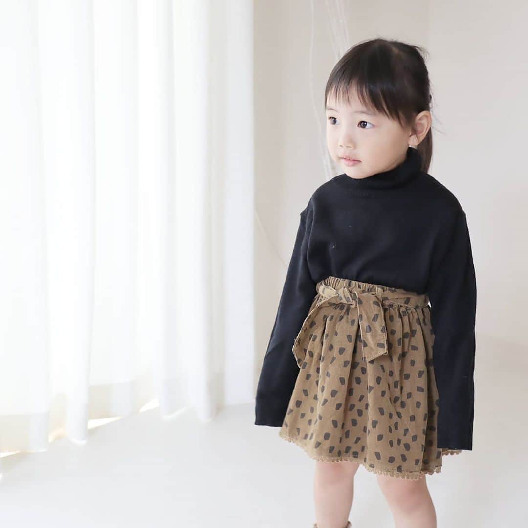 Eri Satoのインスタグラム：「black×beigeコーデ · skirt: @carryon_official socks: @grbirthday shoes: @24028.jp · ニットが大きすぎて萌え袖どころじゃないな🙄 · 先日紹介した @carryon_official の兄妹コーデ、 娘用にこちらのスカートもGETしてました☺ ヒョウ柄かと思いきや、手描きの点々みたいな柄😋 · 実はZARAのものなんだけど、キャリーオンなら可愛いブランド子供服も激安で、状態の良いものを選んで買う事ができるからとってもお得✨ リユースはエコだしこれからもっと注目されると思う！！ · キャリーオンで使えるクーポンもあるのでぜひ使ってみてね💛 👉「invite20」 · #キャリーオン#子供服 #fashion#ootd#outfit#code#coordinate#style#ファッション#コーディネート#コーデ#プチプラ#プチプラコーデ#シンプルコーデ#mamagirl#locari#ママファッション #partegram #l4like#カジュアル#女の子#女の子服」