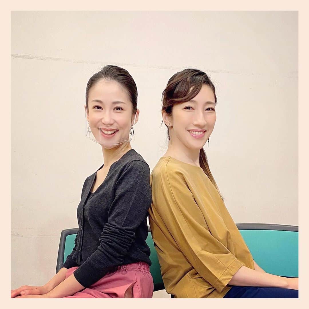 大月さゆのインスタグラム：「先日、アルジャーノンで共演させていただいている水夏希さんと一緒に番組収録させていただきました😊﻿ ﻿ ﻿ 水さん率いる雪組出身の私✨約10年ぶりにどっぷり稽古場での時間をご一緒させていただいている今が嬉しくてしょうがない！﻿ ﻿ そして、水さん演じるキニアン先生👩‍🏫とっても素敵です！﻿ 側から見ると「何であんたが泣いてんの？」って突っ込まれそうな勢いで、キニアン先生とチャーリーのやりとりを見て稽古場の片隅で心震わせています。﻿ ﻿ ﻿ そんな私たちのトークは﻿ 10/5（月）23:00初回オンエア🦚タカラヅカ・スカイ・ステージで「アルジャーノンに花束を」インタビューが放送されます。﻿ ﻿ ﻿ ぜひ！！！」