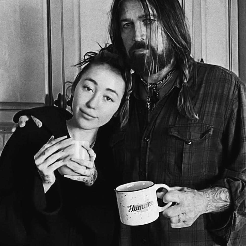 ビリー・レイ・サイラスのインスタグラム：「Happy #NationalCoffeeDay from me and Noie! @noahcyrus」