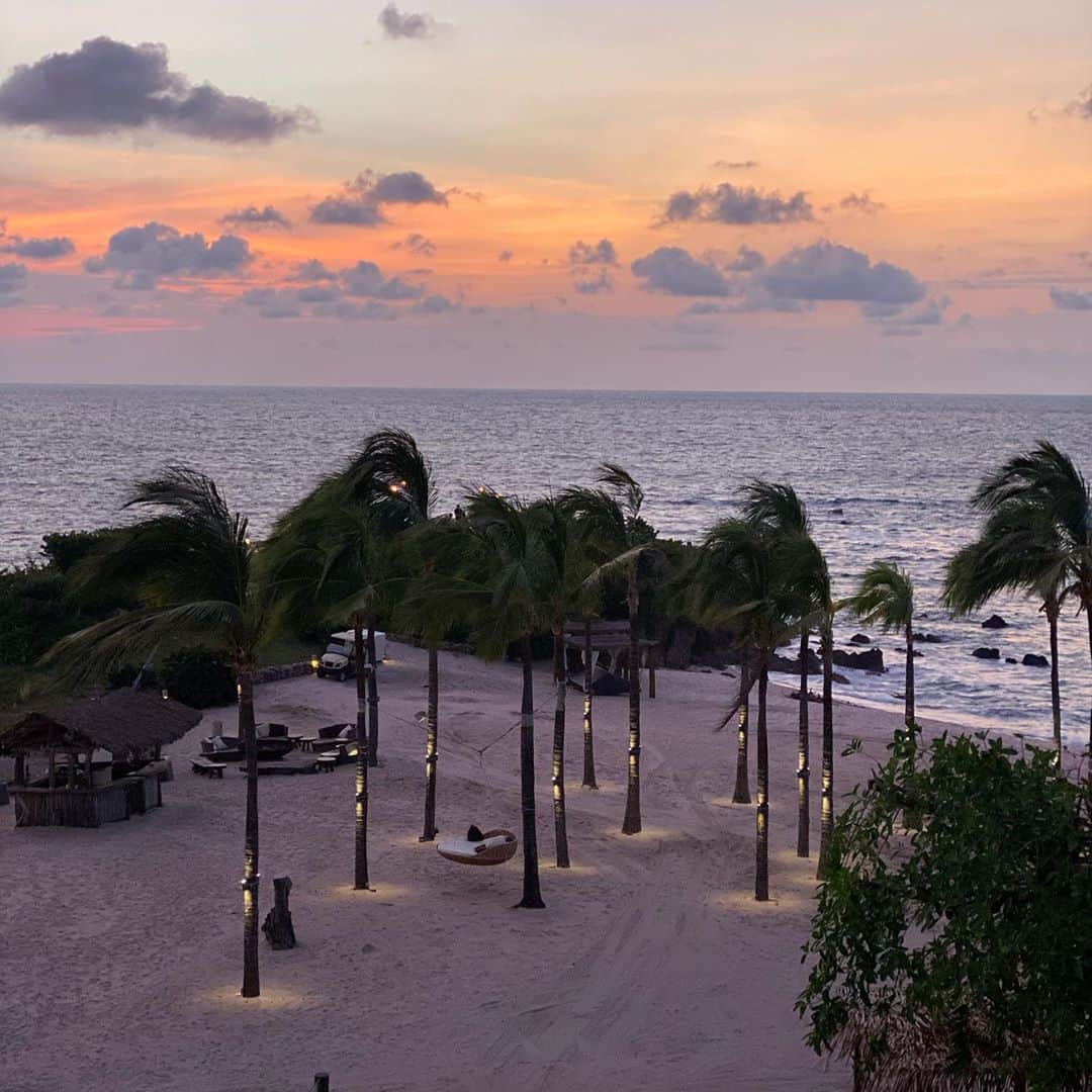 SONYA ESMANのインスタグラム：「lets taco bout how beautiful mexico is 🌸✨🥺🌮✨💘 @fspuntamita  @modelistemagazine #modearoundtheglobe #fspuntamita」
