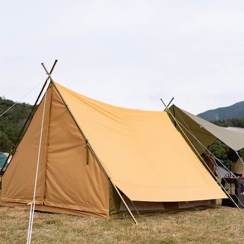 キャンプ情報サイト［ランタン］さんのインスタグラム写真 - (キャンプ情報サイト［ランタン］Instagram)「CAMP SMILE STYLE ／ 自然あふれるキャンプサイトに 馴染むよう、ギアの色見を統一！ ＼ いろんなキャンパーのキャンプスタイルを現地取材と一般キャンパーからの投稿で数多く掲載してます。 . . 詳しくは @lantern.camp webサイトをご覧ください . . #camp #camping #outdoor #travel #trip #lantern_smile #nature #キャンプ #キャンプ用品 #アウトドア #テント #自然 #旅行 #キャンプ初心者 #キャンプ好きな人と繋がりたい #キャンプスタイル #LANTERN #キャンプギア #秋 #タープ #Supreme #シュプリーム #Supreme_ランタン #ダッチオーブン #キャンプ飯 #秋キャンプ #わんぱく #かぼちゃ #ファミリーキャンプ #マキノ高原キャンプ場」9月30日 0時08分 - lantern.camp