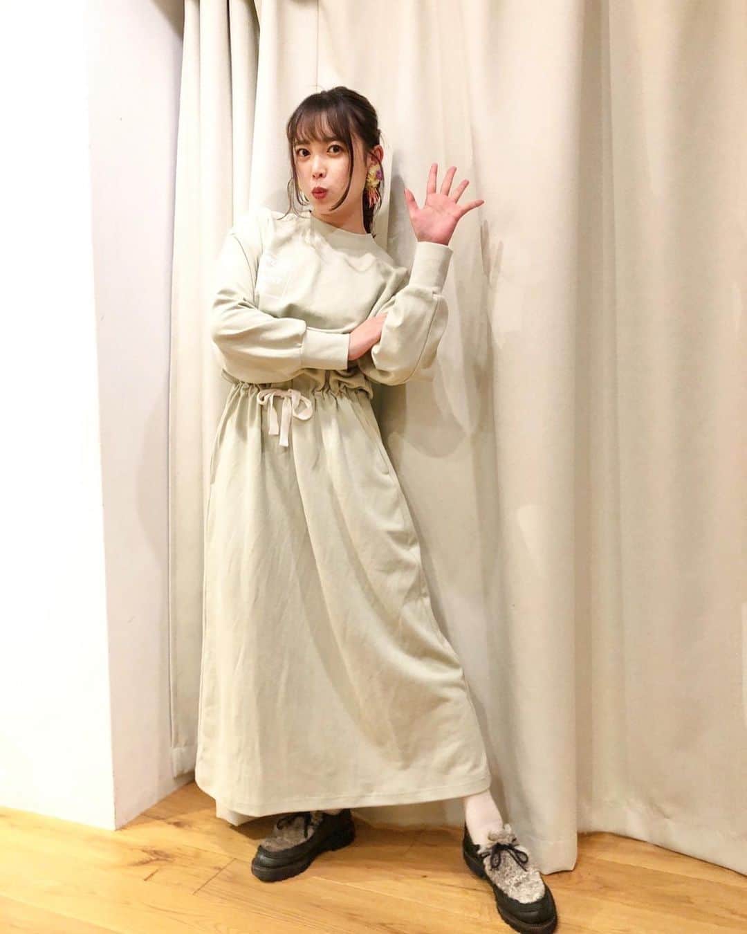 中島早貴さんのインスタグラム写真 - (中島早貴Instagram)「Rakuten LIVE girls talk!!! 2.衣装。 　 今回も 購入額の一部が世界中の必要としている子供達に 基金として寄付される🌈 LOVE&PEACE PROJECTさんから 　 『haco!×高橋愛』さんの  #ロゴプリントワンピース ゆるっとしたオーバーサイズのワンピースなので すとーん。と着ても可愛いし ウエストがキュッと絞れるタイプになっているので 絞ってメリハリをつけても👍 　 #ラブアンドピースプロジェクト #haco #高橋愛   ※その他は私物です🙇‍♀️🙏🏻 　 #なかじまマネキン」9月30日 0時09分 - saki__nakajima__uf