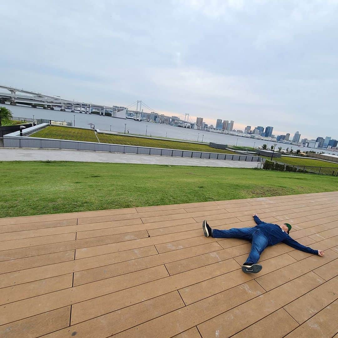 松本康太さんのインスタグラム写真 - (松本康太Instagram)「都内にサバが入って来てるという情報をゲット！今日も食糧調達へGo！15時半に豊洲ぐるり公園に行ったら釣り人がビッシリ！せっかく行ったのに、、しばらく倒れ込んで空を見てポイントを変えることにo(^o^)o　そのポイントが大当たり！！！釣果は２時間でサバ26匹とアジ4匹でした♪  １ヶ月分の食糧GETなのです！キャッチアンドイート(・o・)　  #釣り　#サバ　#アジ　#サビキ　#爆釣　#食糧　#レギュラー松本 #あるある探険隊 #ジョイマン池谷くん　#ハローケイスケ さん#フルーツポンチ亘 くん　#キャッチアンドイート #一夜干し 　#サバの一夜干し」9月30日 0時10分 - aruarutankentai.matsumoto