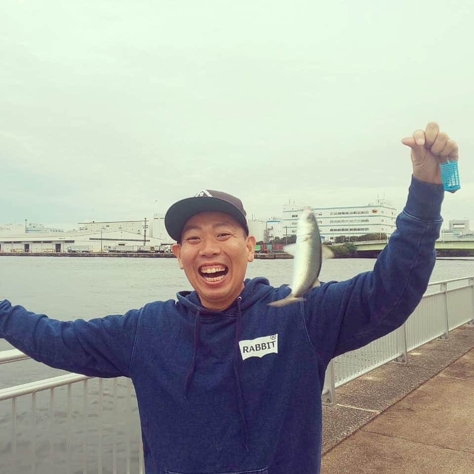 松本康太さんのインスタグラム写真 - (松本康太Instagram)「都内にサバが入って来てるという情報をゲット！今日も食糧調達へGo！15時半に豊洲ぐるり公園に行ったら釣り人がビッシリ！せっかく行ったのに、、しばらく倒れ込んで空を見てポイントを変えることにo(^o^)o　そのポイントが大当たり！！！釣果は２時間でサバ26匹とアジ4匹でした♪  １ヶ月分の食糧GETなのです！キャッチアンドイート(・o・)　  #釣り　#サバ　#アジ　#サビキ　#爆釣　#食糧　#レギュラー松本 #あるある探険隊 #ジョイマン池谷くん　#ハローケイスケ さん#フルーツポンチ亘 くん　#キャッチアンドイート #一夜干し 　#サバの一夜干し」9月30日 0時10分 - aruarutankentai.matsumoto