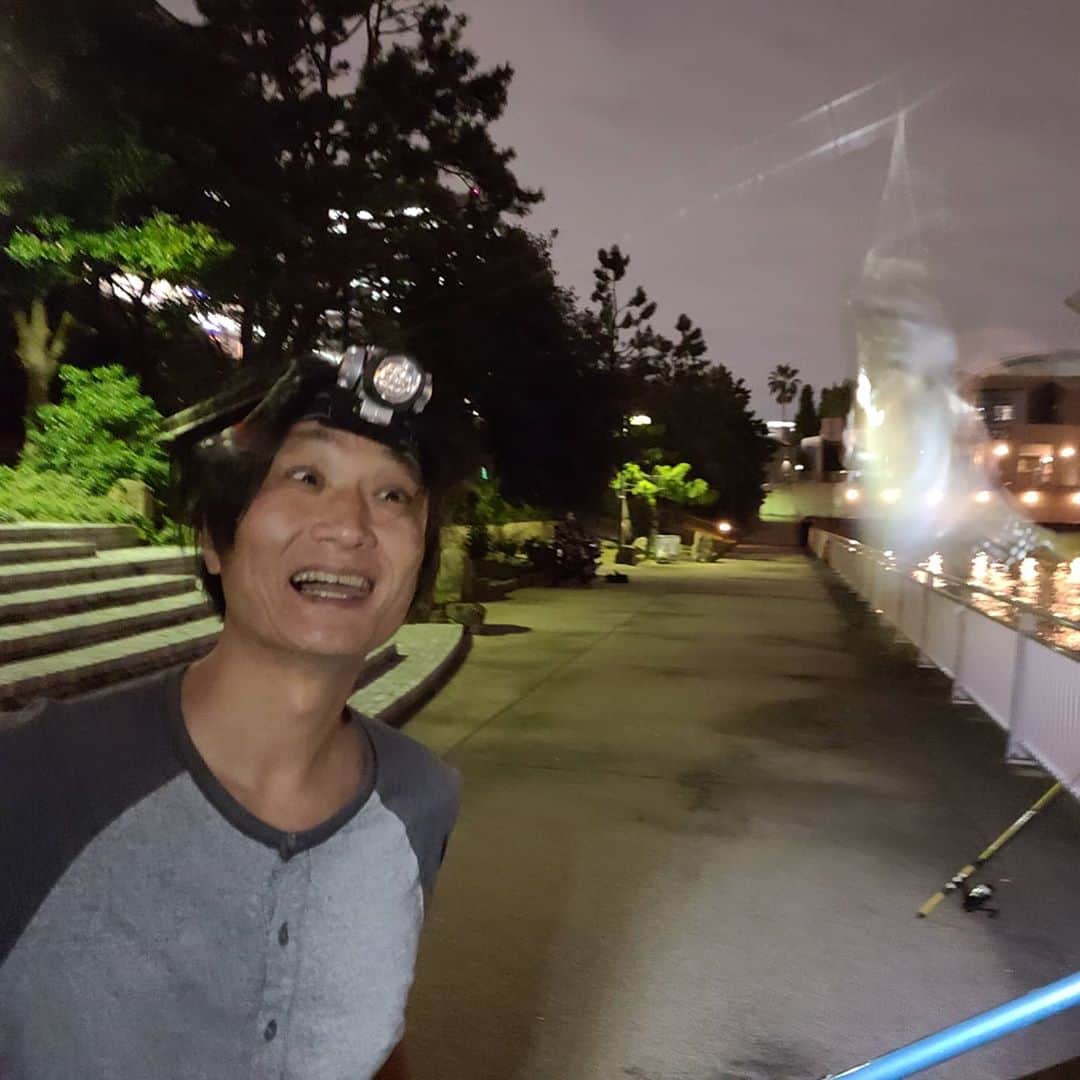 松本康太さんのインスタグラム写真 - (松本康太Instagram)「都内にサバが入って来てるという情報をゲット！今日も食糧調達へGo！15時半に豊洲ぐるり公園に行ったら釣り人がビッシリ！せっかく行ったのに、、しばらく倒れ込んで空を見てポイントを変えることにo(^o^)o　そのポイントが大当たり！！！釣果は２時間でサバ26匹とアジ4匹でした♪  １ヶ月分の食糧GETなのです！キャッチアンドイート(・o・)　  #釣り　#サバ　#アジ　#サビキ　#爆釣　#食糧　#レギュラー松本 #あるある探険隊 #ジョイマン池谷くん　#ハローケイスケ さん#フルーツポンチ亘 くん　#キャッチアンドイート #一夜干し 　#サバの一夜干し」9月30日 0時10分 - aruarutankentai.matsumoto