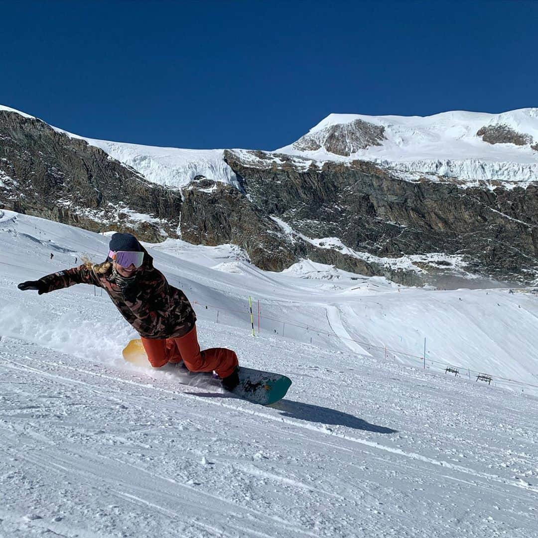 リンゼイ・ジャコベリスさんのインスタグラム写真 - (リンゼイ・ジャコベリスInstagram)「Had to pull my mask down for a second to share the excitement of being back on snow!!! #backtowork #snow #switzerland #snowboarding #allsmiles 📸 @sennaleith」9月30日 0時11分 - lindseyjacobellis