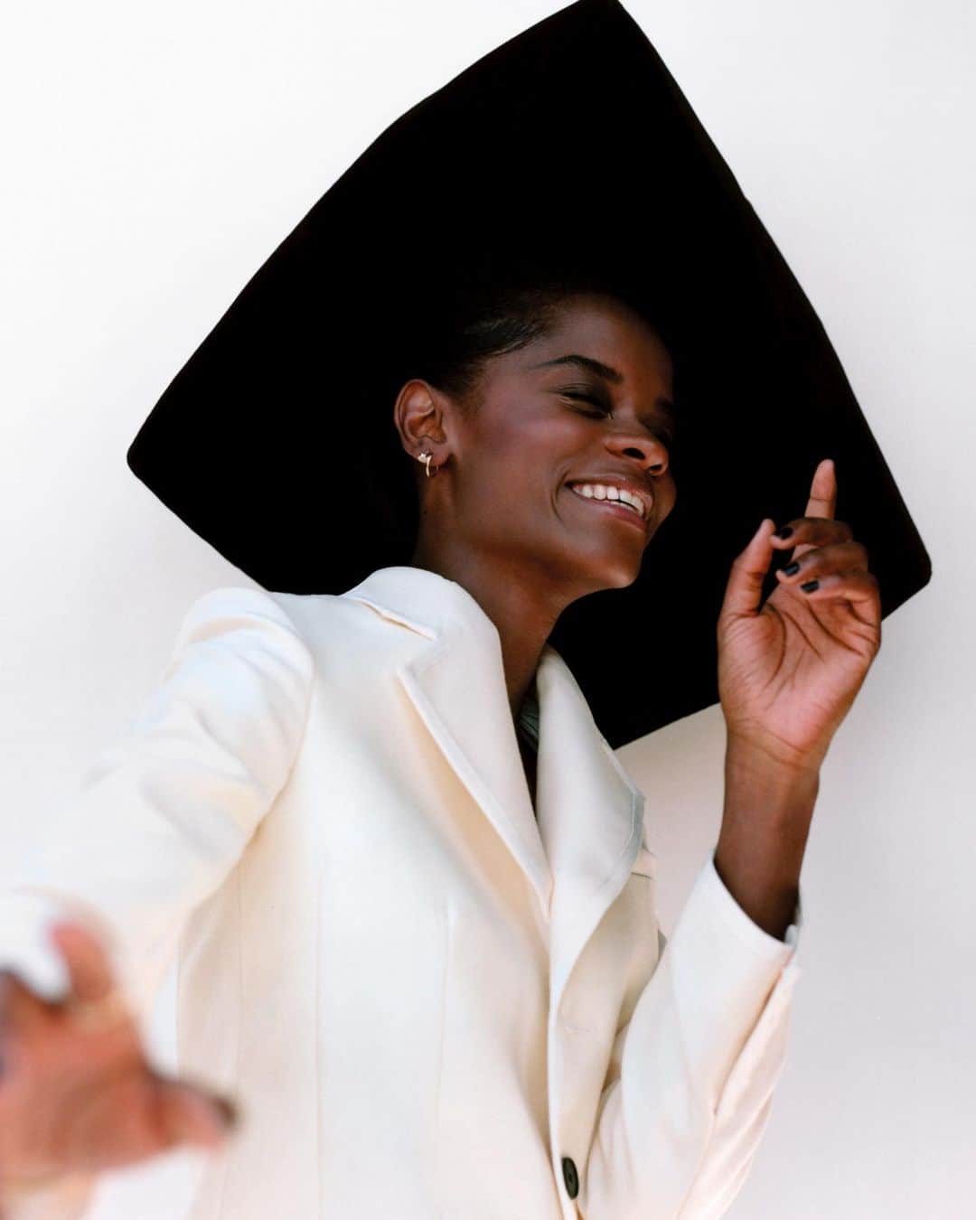 letitiawrightのインスタグラム：「Smiling In the Midst Of The Storm.  #godhasthefinalsay 🤍🖤🤍  @elleuk」