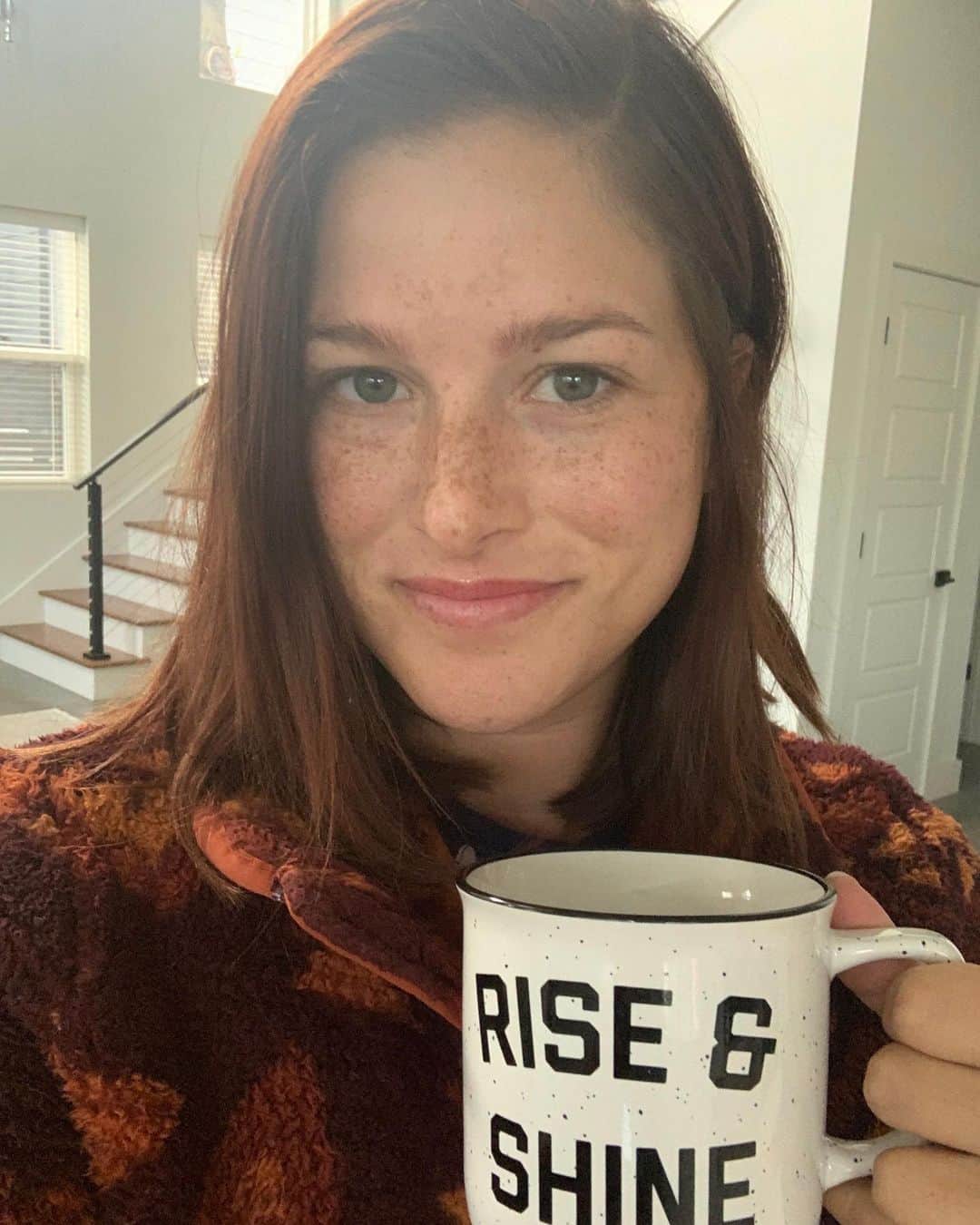 キャサディー・ポープのインスタグラム：「We could all use a coffee-filled pick me up and since today's #internationalcoffeeday, I'm giving you guys 25% off my Rise and Shine bundle!! ☕️ The sale ends tonight at midnight!」