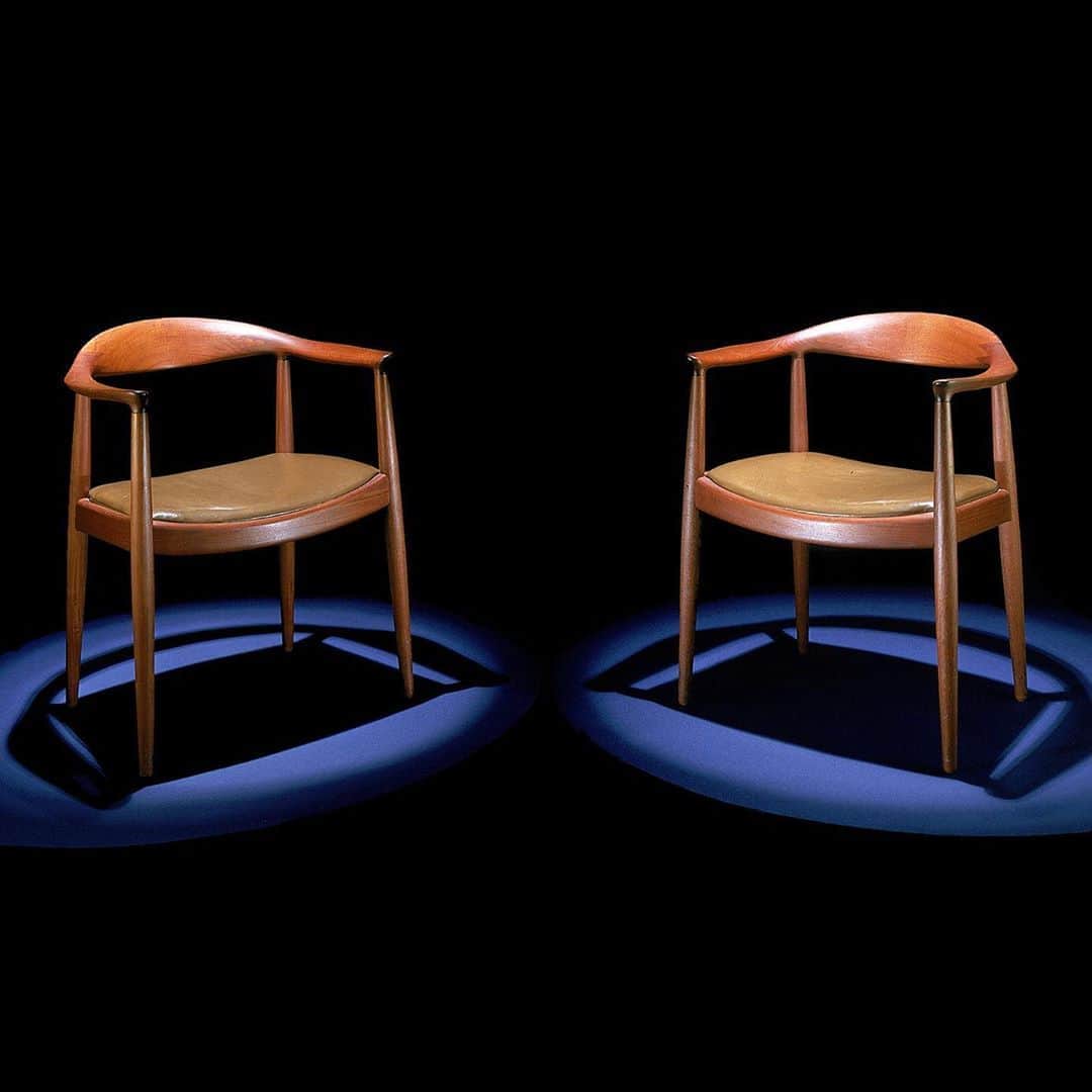 のインスタグラム：「Do debates matter? This is a question that has been asked after every presidential debate—starting with the very first one in 1960, when Richard Nixon and John F. Kennedy sat in these chairs and squared off before television cameras at CBS studios. 🎥   Many candidates have believed debates mattered to *them*. After those first debates, Kennedy said he would not have won without them. His opponent, Nixon, thought that conclusion was overstated, but he changed the way in campaigned in subsequent elections, in part because of the debates. Many politicians thought Michael Dukakis lost the election in the 1988 debates. (He never felt his answers were that bad). Although there is limited evidence that candidates win or lose elections through debates—and despite the fact that there is no legal requirement for them to participate—candidates at least appear to think that debates matter enough not to skip them.   Viewership data suggest debates matter to *voters*. The 1960 debates produced the largest television audience of its time. More than 50% of voters in that election said debates had influenced them; another 5-6% said their final decision was made by the debates alone. In 2016, 84 million people watched the first debate, a number equal to approximately 2/3 of the votes cast that year.   But even in the absence of statistical proof of their immediate impact, there may be a larger sense in which debates matter. Jim Lehrer, who moderated 12 presidential debates over a quarter of a century, may have summarized it best: “anytime you get the candidates for president of the United States on the same stage, at the same time, talking about the same things, it’s good for democracy.” Perhaps the most important question is—do debates matter to *you*?   Follow the link in our bio to learn more about the history of presidential debates—and 5 things you may want to listen for tonight: https://s.si.edu/3kYaJJ6   Still need to register to vote? Visit https://vote.gov/ and learn how you can vote in your home state or territory. 🗳️   #AmericanHistory #VoteHistory #CampaignHistory #PresidentialHistory #AmericanDemocracy」