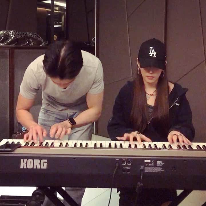アリッサのインスタグラム：「freeeeestylinnnnn’ // fake pianist vs. pro (albeit drunk) pianist @lormley x」