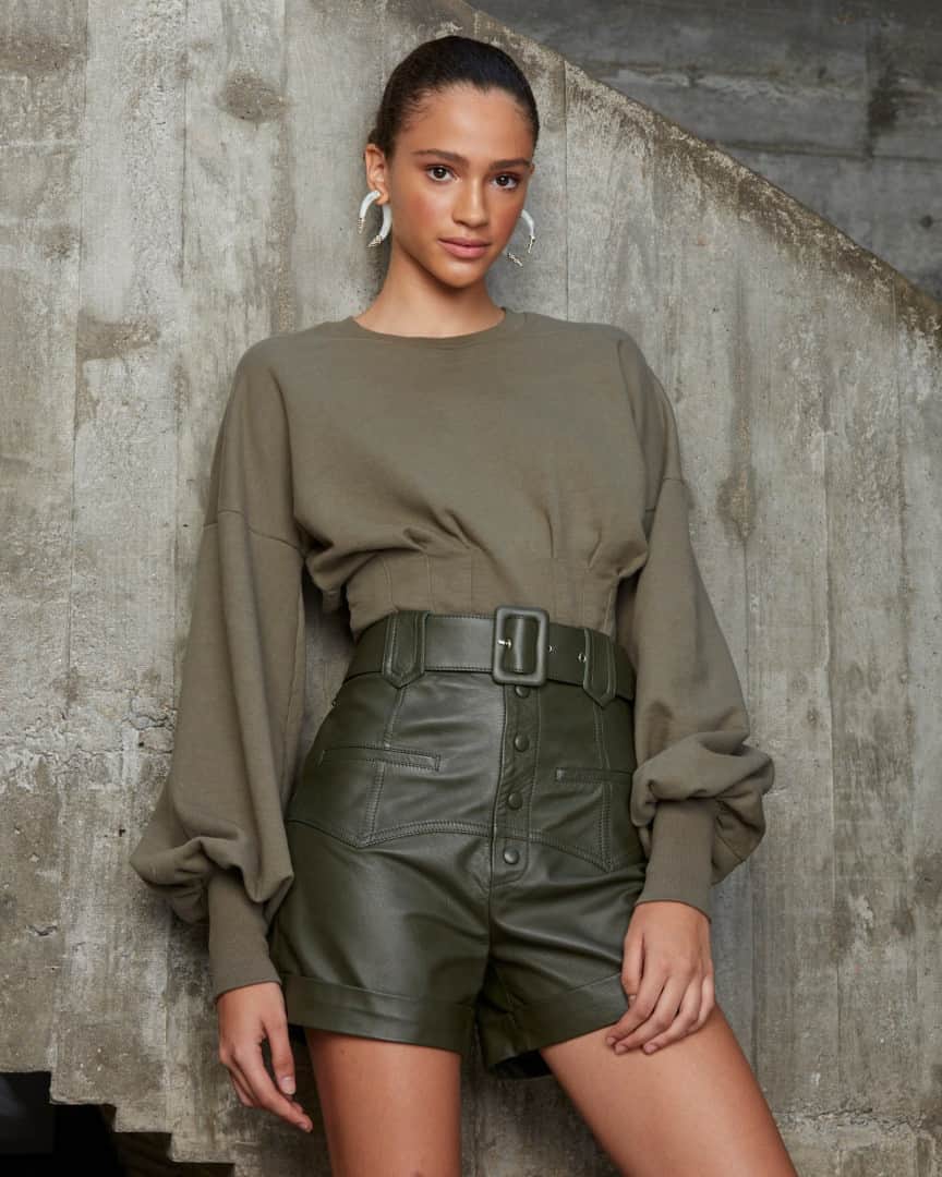 ロザ チャのインスタグラム：「Para um look em mood easy chic, invista na proposta tom sobre tom com peças com texturas diferentes! Encontre as suas favoritas em rosacha.com.br ou nas lojas físicas. #rosacha #tonsurton」