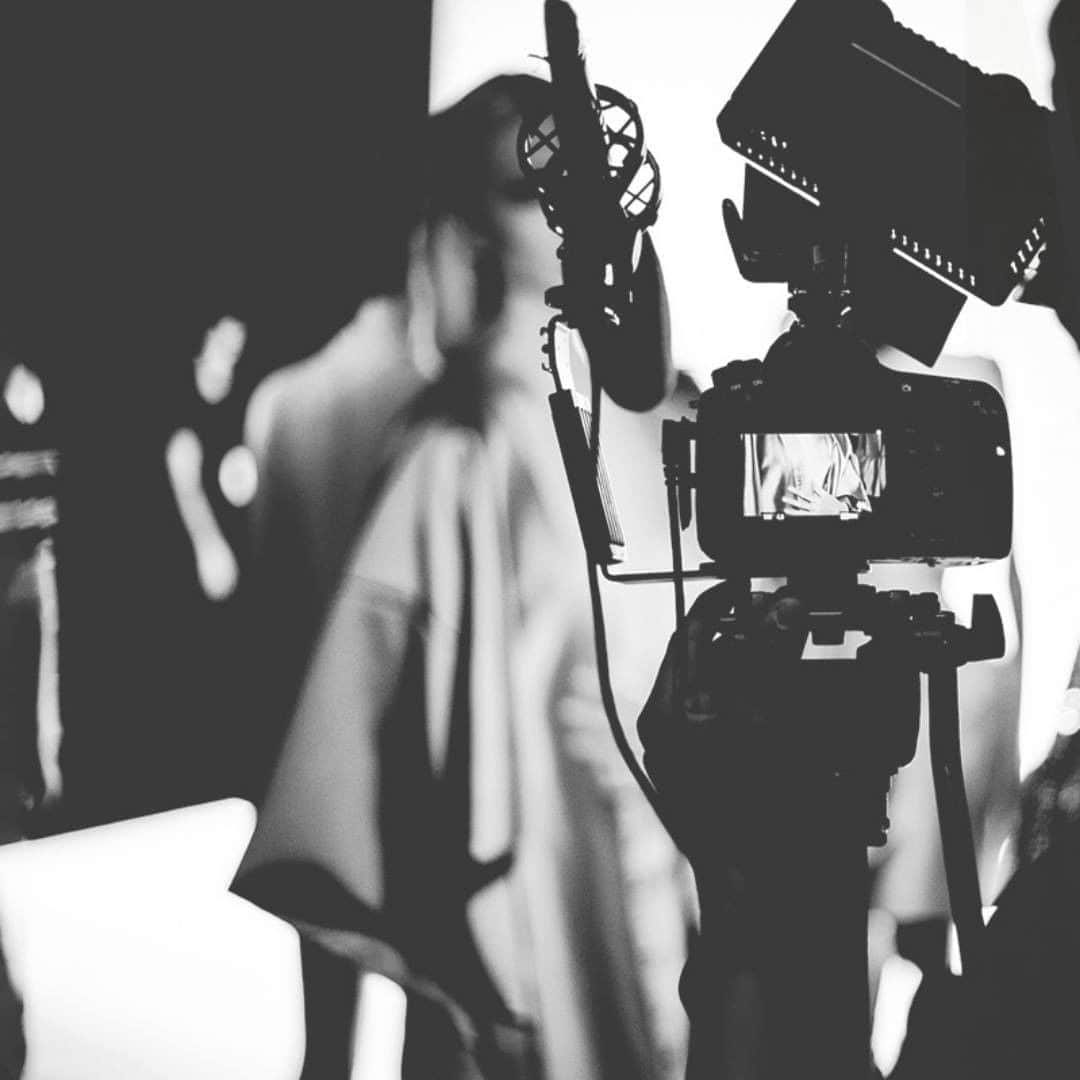 メットのインスタグラム：「Behind the scene of the making of Met F/W 20-21 Collection.  #MetShooting #Model #behindthescenes #qualitywork」