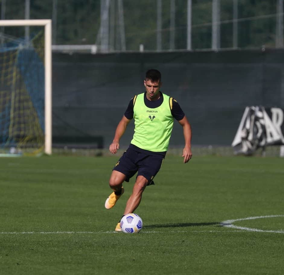 ミゲル・ヴェローゾのインスタグラム：「Intensità e ritmo preparando la trasferta di #Parma! 🔥⚽️ #training #QuestiSiamoNoi #ForzaHellas @hellasveronafc」