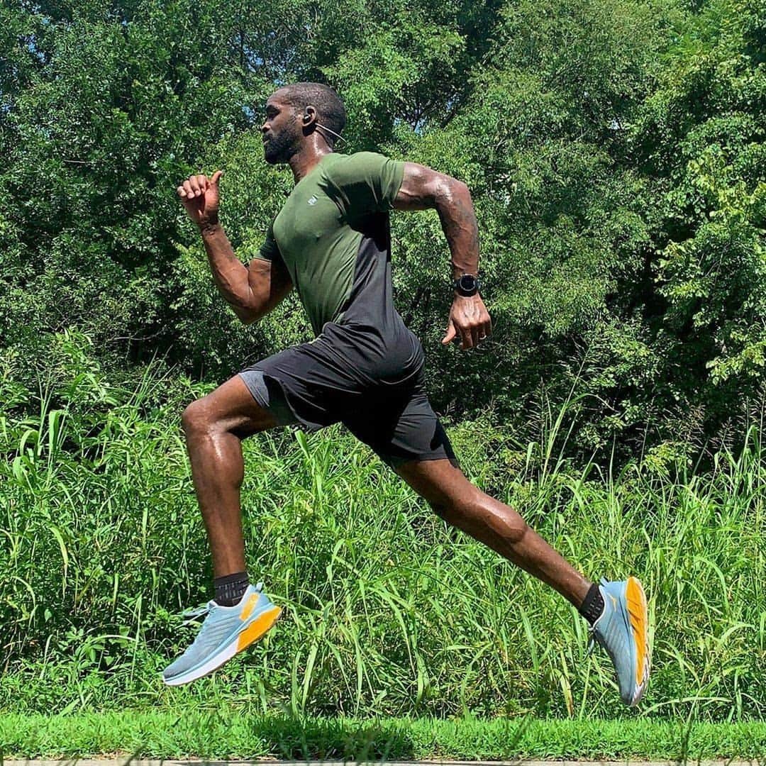 ホカオネオネのインスタグラム：「"The closest we’ll come to flying. Do it for the birds." 📸 @mindfulrunz #TimeToFly」
