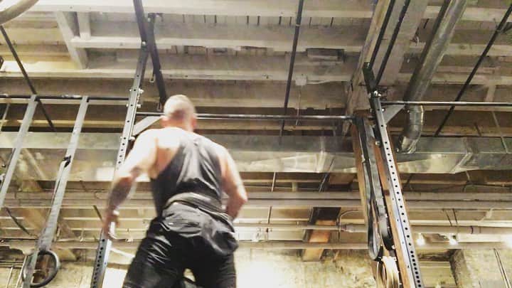 ザッキー・ヴェンジェンスのインスタグラム：「From one pull-up at 17 to one with 120 lbs 💪🏼 Trust the process and be patient with your progress. #weightedpullups #fitness #crossfit #progress #newpr #120」