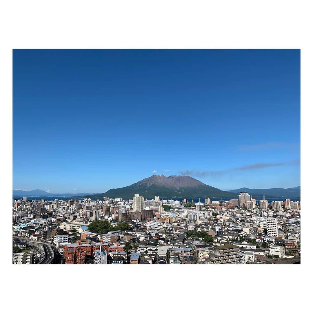 庄村奈津美のインスタグラム：「🌋 ザ・かごしま の画。 ・ 親戚のお墓参りに行った時、 あまりの美しさに🤳🏻 ・ ・ #天気がいいと気分も晴れる #ここからの眺めが好き  #いろんな報告したら景色を楽しむ #それがいつものルーティン #私にとってのパワースポット #大切な時間 #みなさんにもおすそわけ🤲」