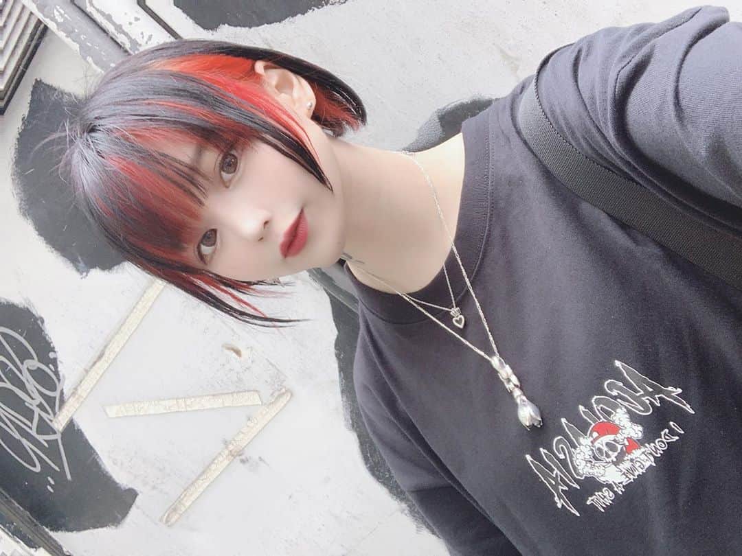 ももかわのインスタグラム：「ストリート撮影楽しかったー！  靴と合わせて赤×黒にしたよ  そのうち写真あがる！」