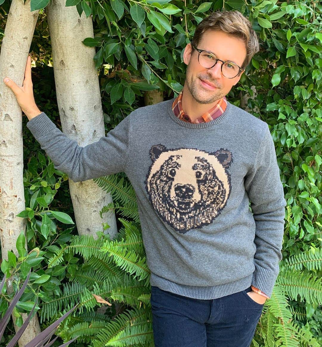 のインスタグラム：「Grin and bear it! 🐻😂 Fall is my favorite time of year! Not only because of pumpkin spice lattes but fall fashions! Check out my all of my picks from @amazonfashion on my stories including this sweater and flannel. #founditonamazon #ad」